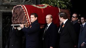 GRA174 EL ESCORIAL, (MADRID) 24/10/2019.- El nieto de Francisco Franco, Luis Alfonso de Borbón (i) lidera la comitiva familiar con los restos del dictador tras su exhumación del Valle de los Caídos y antes de su trasladado al cementerio de El Pardo-Mingorrubio para su reinhumación. EFE/Mariscal POOL -NO ARCHIVO/NO VENTAS-