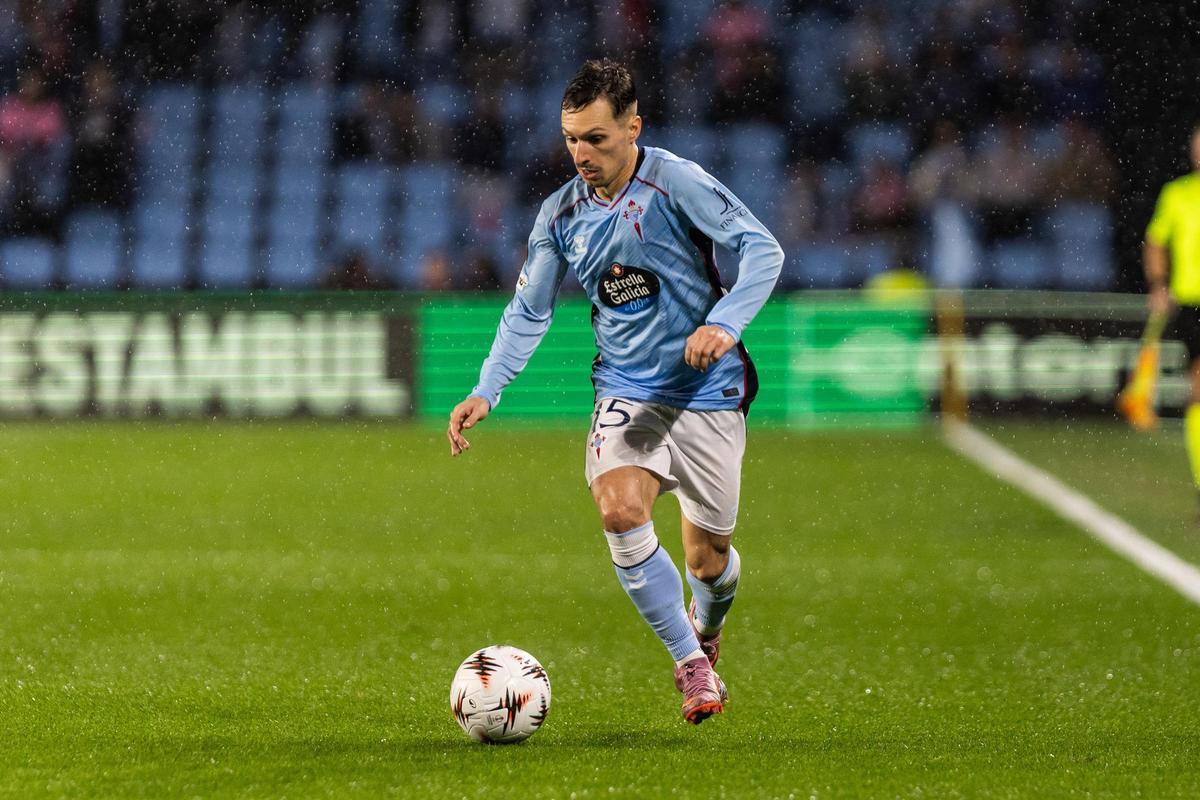 Bryan Zaragoza, durante un partido con el Celta en Balaídos, podría abandonar Vigo rumbo a la Roma en este cierre de mercado.