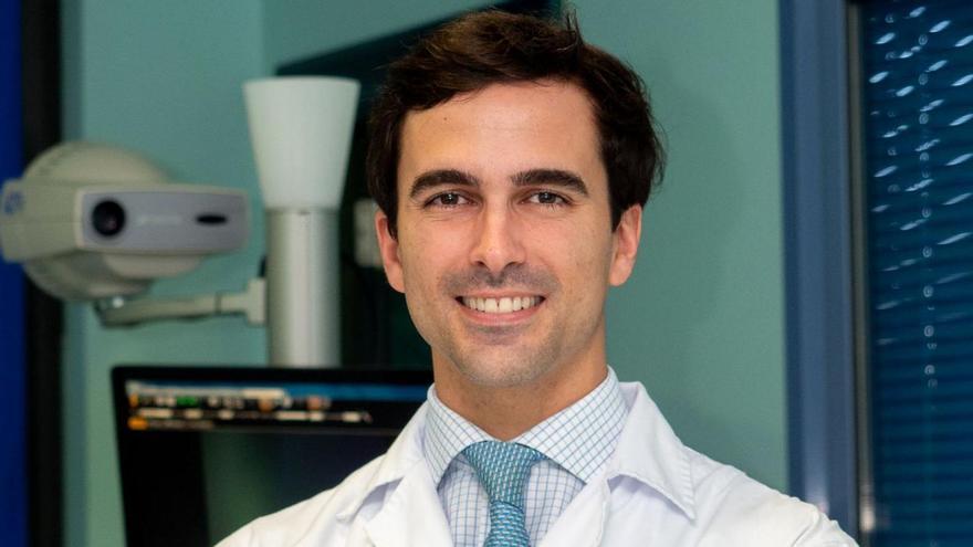 El Dr. Carlos Fernández-Vega González, especialista de la Unidad de Oculoplástica, Cirugía de órbita y Vías lagrimales.