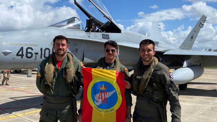 Tres de los pilotos que han regresado tras los ejercicios militares en Grecia.