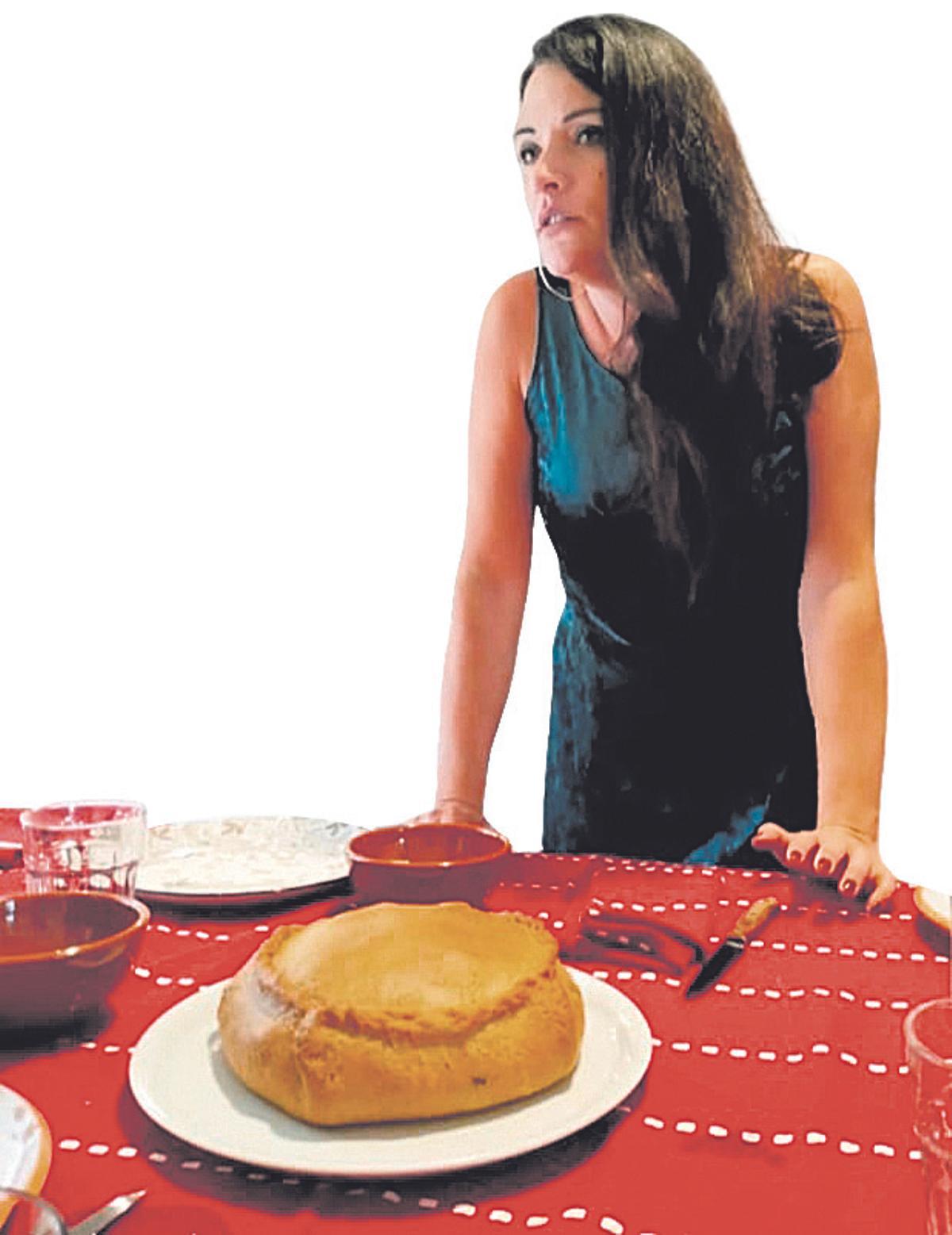 La antropóloga Veronica Matta con una ‘panada’ sarda.