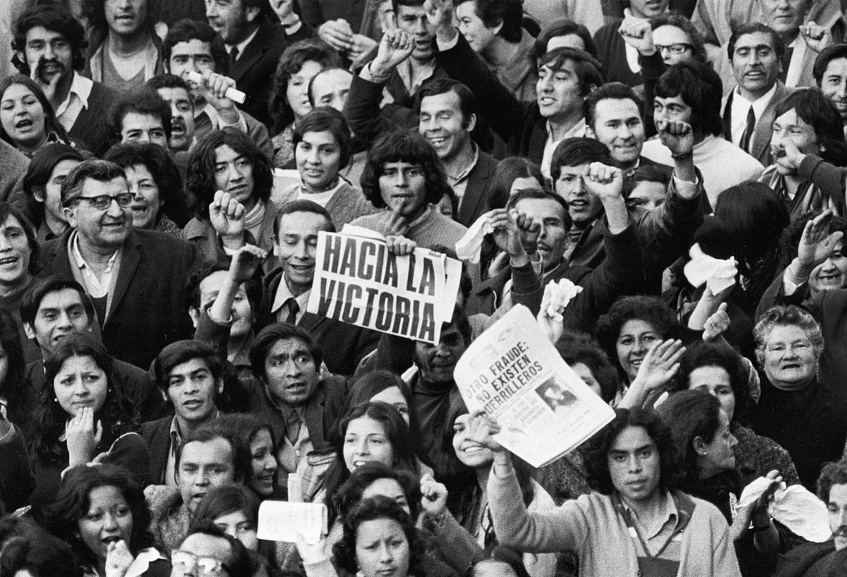 Público asistente a un mitin de Allende.