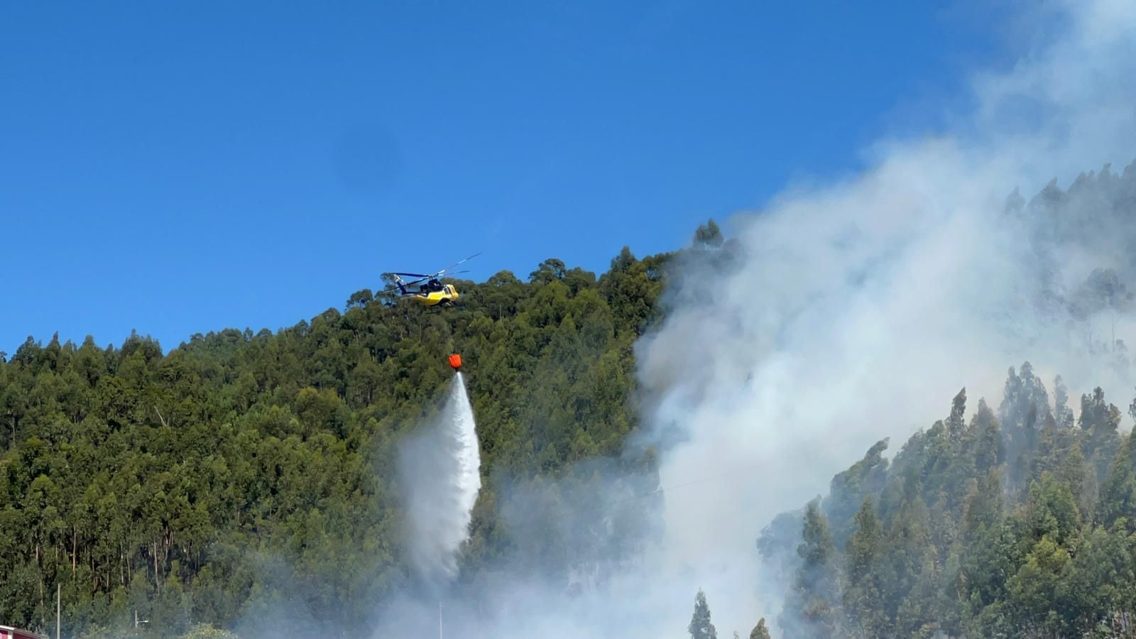 Un incendio en Moaña amenaza a las viviendas