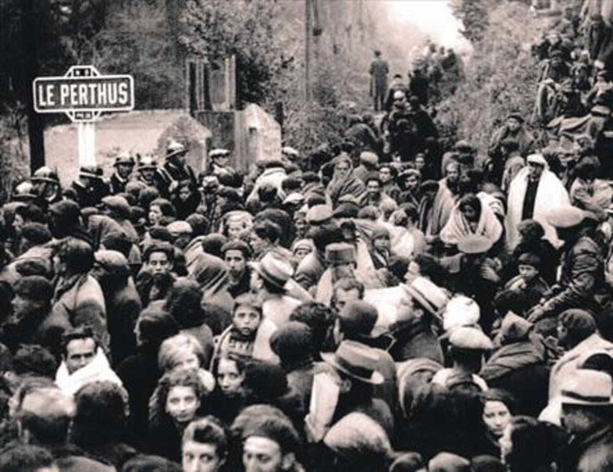 Cientos de exiliados cruzan la frontera por El Pertús (Francia).