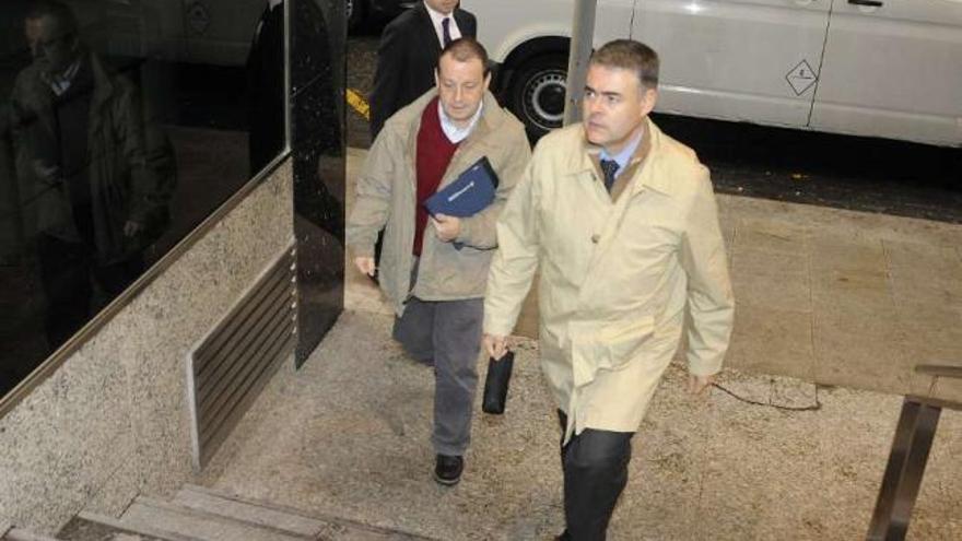 Representantes de los trabajadores, a su llegada ayer a la sede de Novagalicia en A Coruña. / eduardo vicente