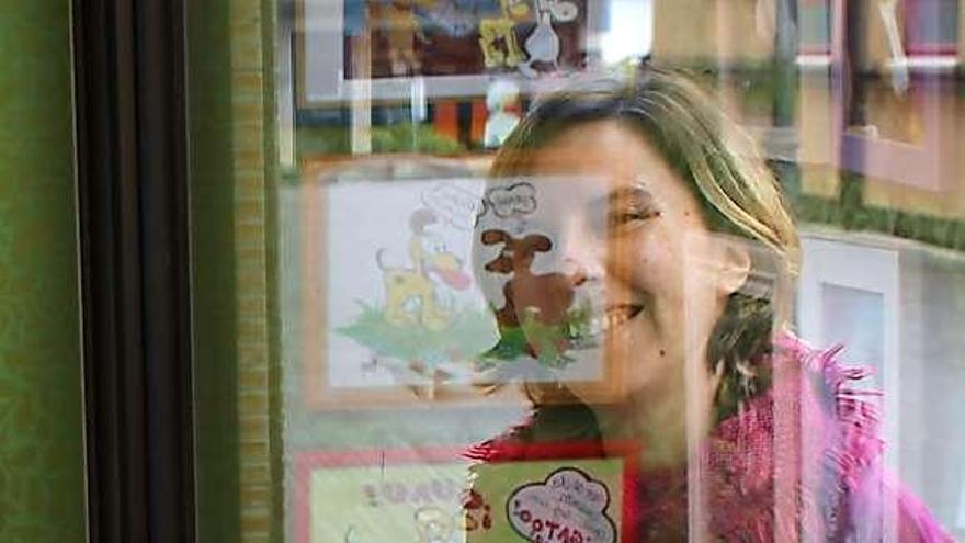 Elisa Méndez observa el escaparate de su tienda.