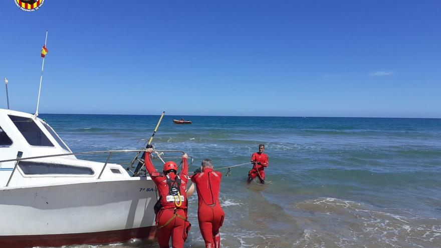 Rescate a una barca varada en Gandia