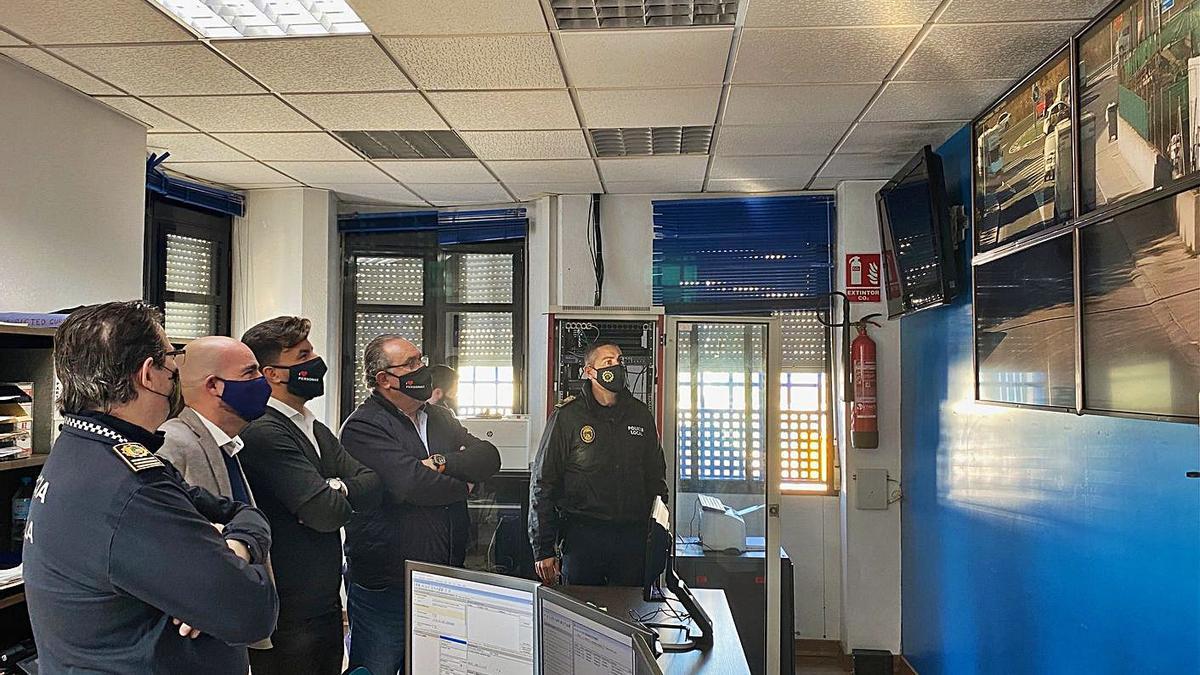 Sala de control de la Policía Local de Orihuela, donde llegan las imágenes de las cámaras.