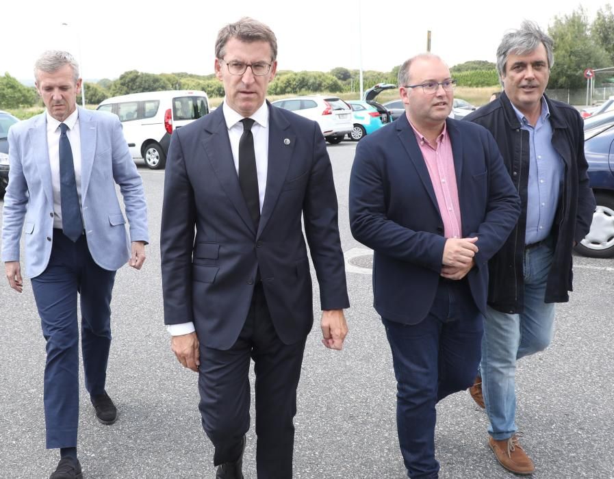 Alfonso Rueda, Pedro Puy y Miguel Tellado, algunos de los que acompañan al presidente de la Xunta en el tanatorio de Boisaca para dar el pésame a los familiares de Albor.