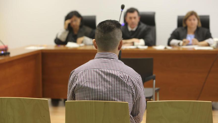 Un policía nacional de Alicante acusado de pederastia alega que no &quot;pedía el DNI&quot; a las víctimas