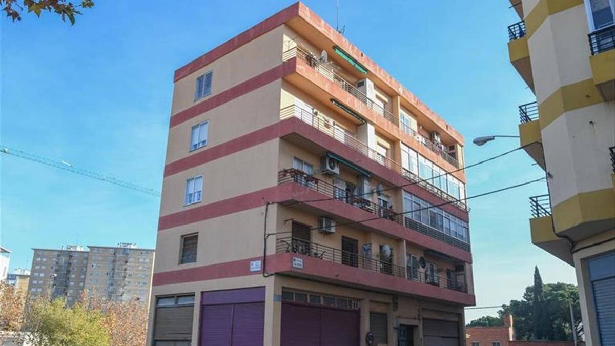 Edificio del barrio zaragozano de Oliver en el que se halló la maleta donde estaba el cadáver de la víctima.