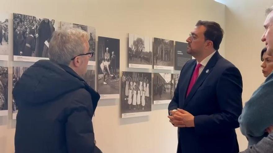 Adrián Barbón visita en el Muséu del Pueblu d’Asturies de Gijón la exposición “Lo que queda de entonces”, una memoria fotográfica del franquismo