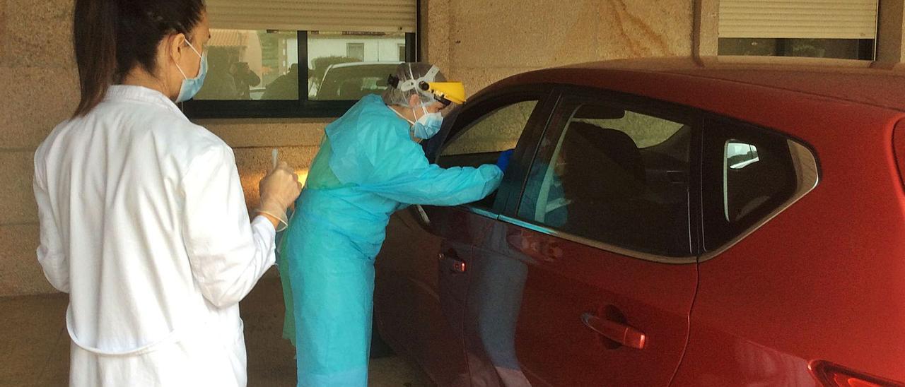 Personal del centro de salud de Bueu realiza ayer un test de antígenos en el exterior del edificio. |   // FDV