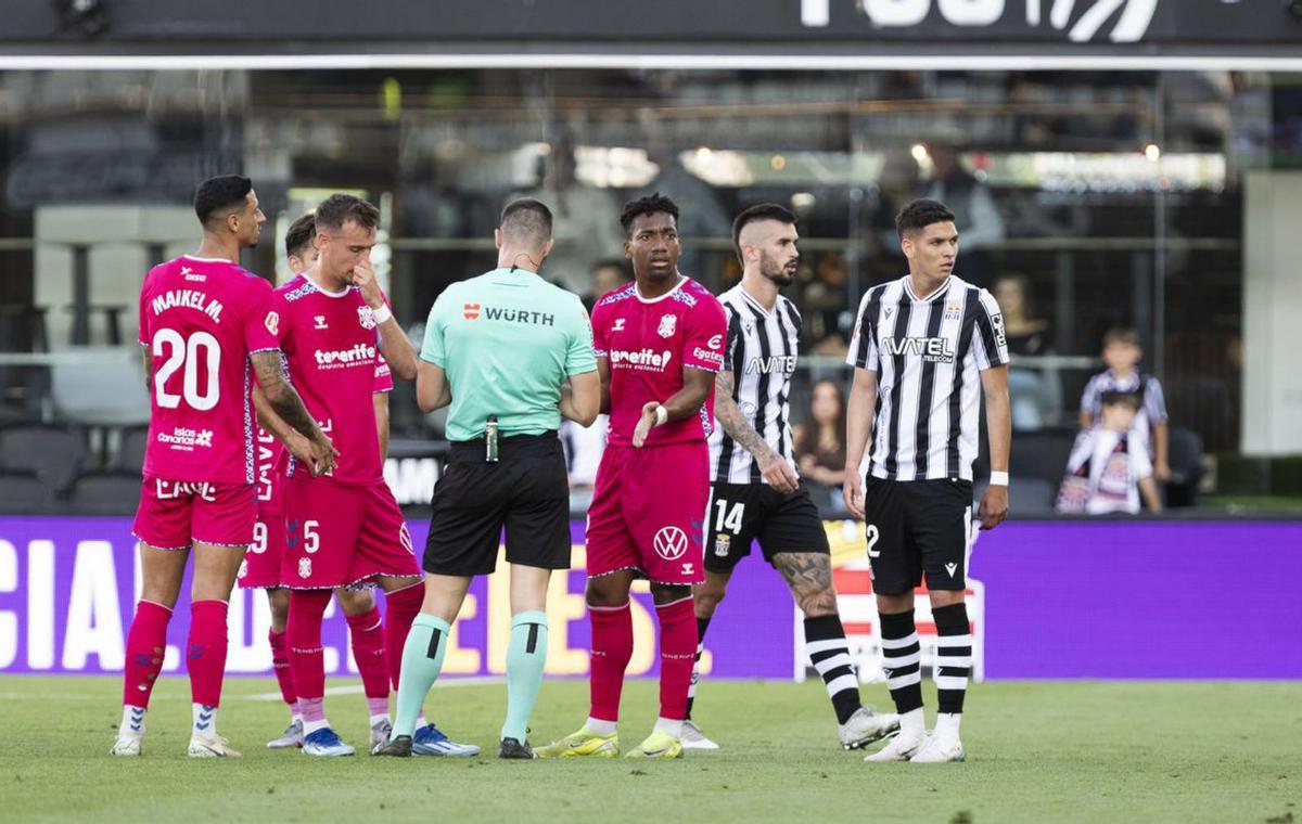 Landázuri, en el momento de ser expulsado por Álvaro Moreno Aragón. | AGENCIA LOF