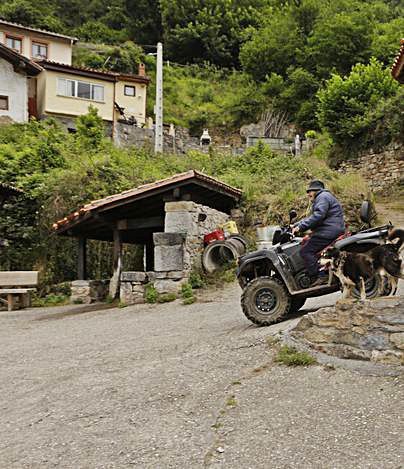 Un vecino en quad por Bandujo.