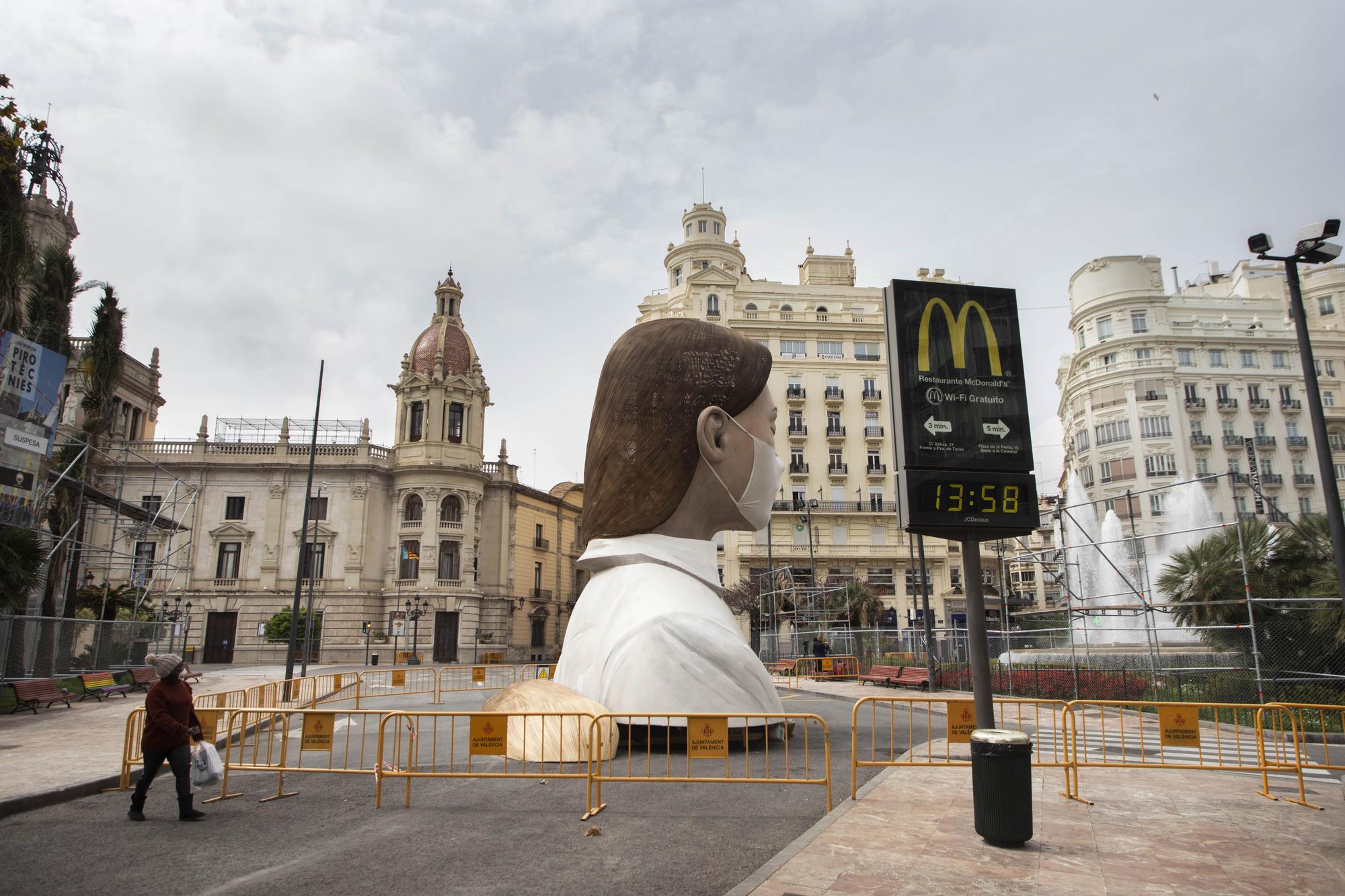 Así estaba en 2020 y así estaba hoy la plaza del Ayuntamiento a la hora de la "mascletà"