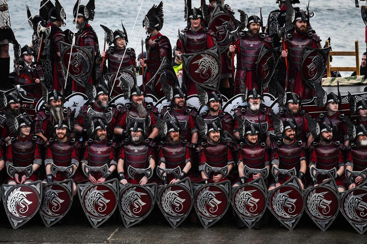 Celebración de la influencia de los vikingos escandinavos en las Islas Shetland, con hasta 1,000 guizers (hombres disfrazados) arrojando antorchas encendidas en su bote vikingo y prendiéndolo fuego más tarde en la noche.