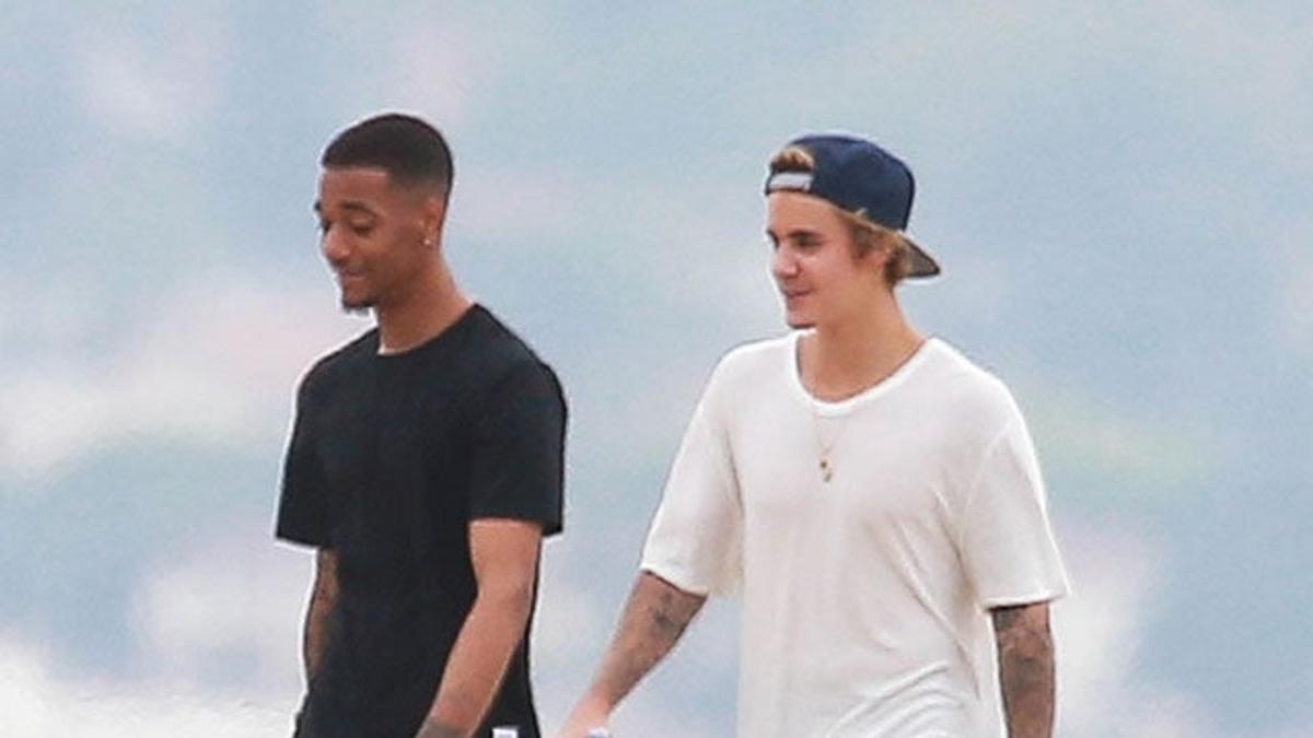 Justin Bieber haciendo senderismo junto a un amigo