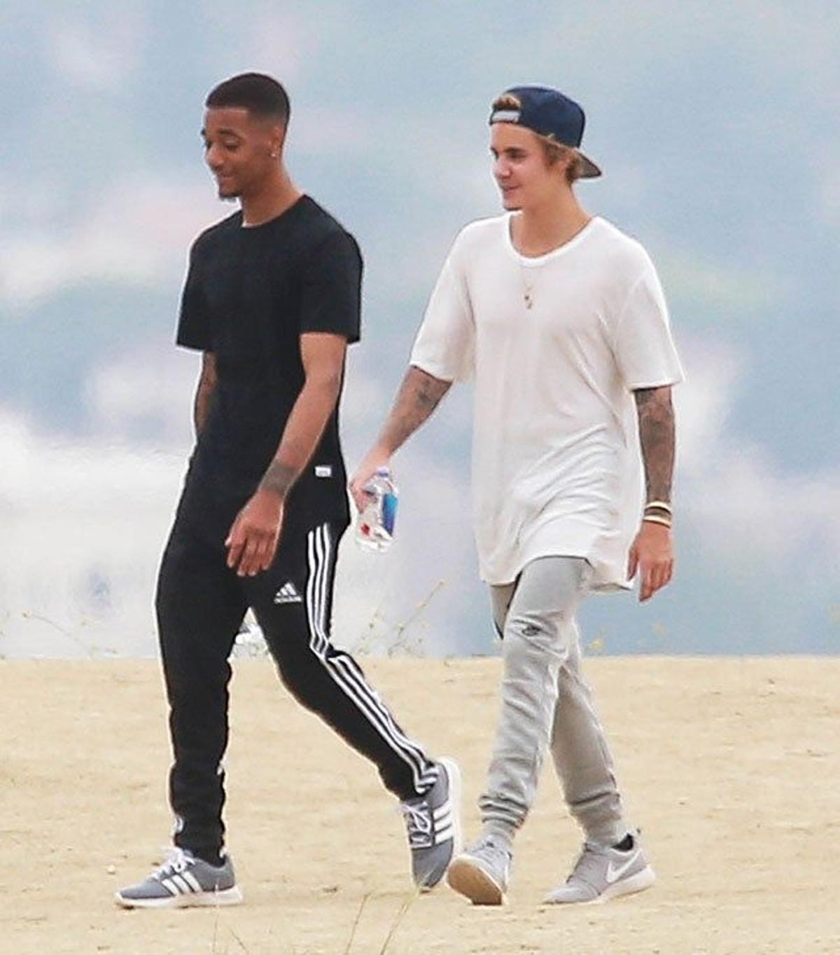 Justin Bieber haciendo senderismo junto a un amigo