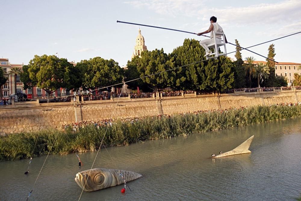 Un funambulista cruza el río Segura a su paso por Murcia