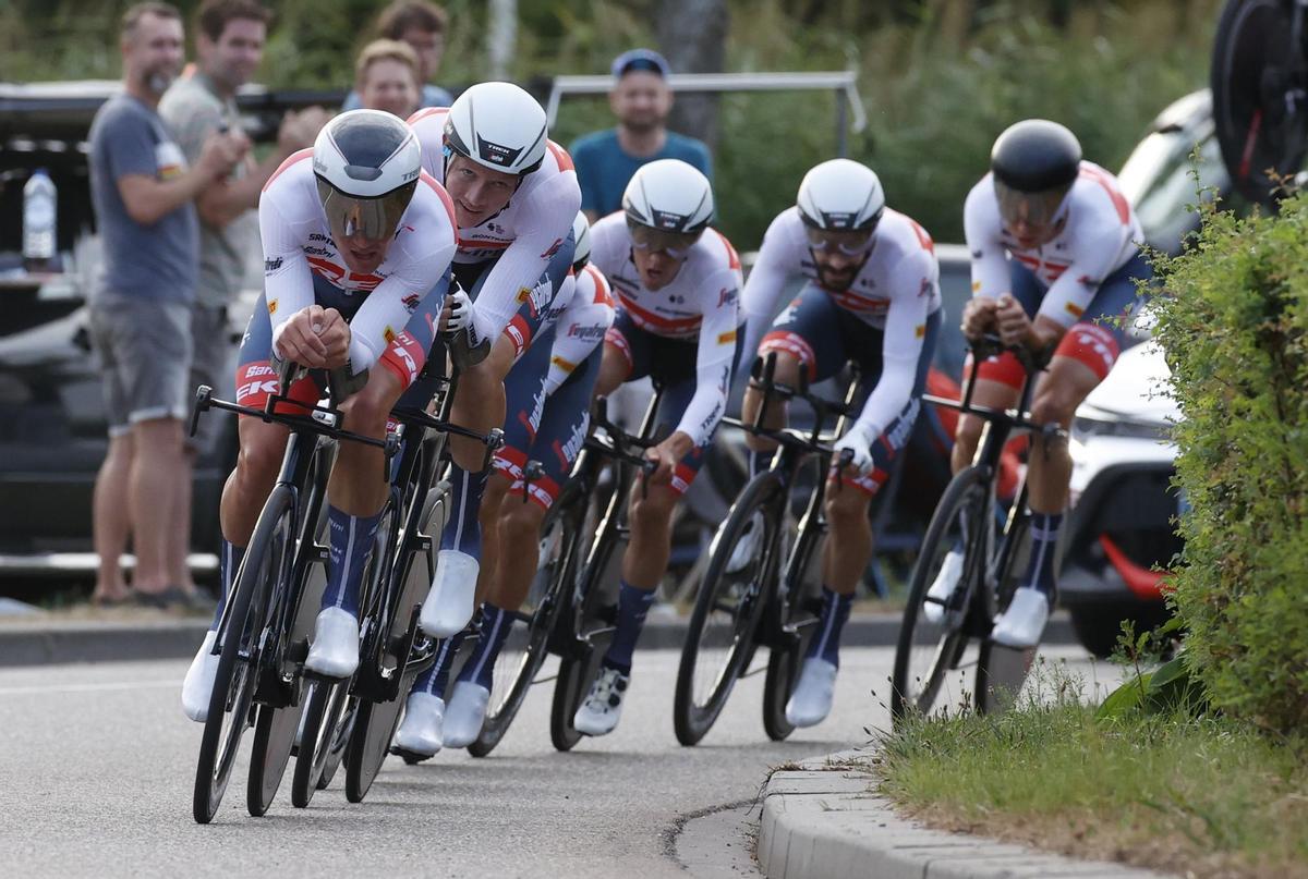 UTRECHT, 19/08/2022.- El equipo Trek-Segafredo, este viernes durante la primera etapa de La Vuelta 2022, con una crono inaugural de 23 kilómetros con salida y llegada en Utrecht. EFE/ Javier Lizón