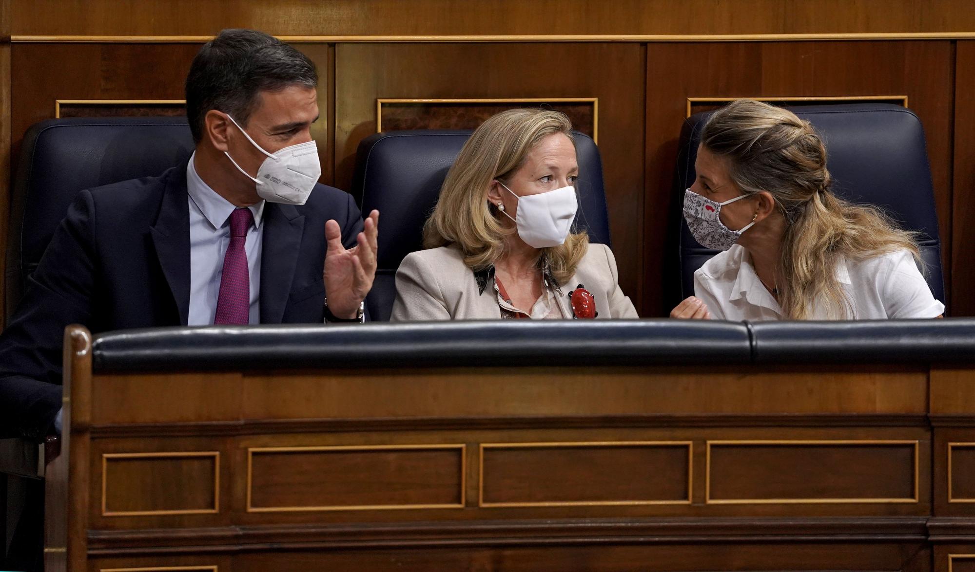 El presidente del Gobierno y las vicepresidentas Nadia Calviño y Yolanda Díaz en el Congreso de los Diputados.