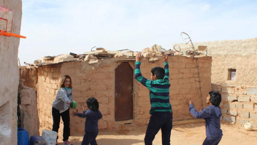 Niños saharauis juegan al baloncesto en la daira de Tinigir.