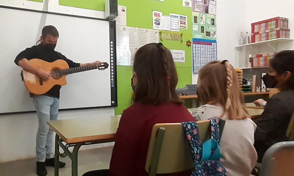 Cesk Freixas canta a l''escola de Cistella