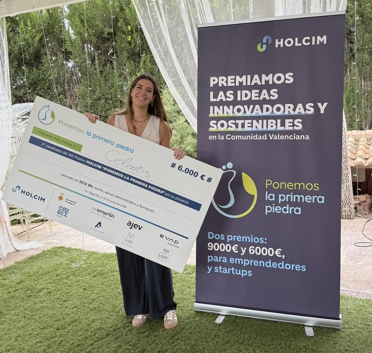 Una responsable de Celentis, al recoger el cheque del segundo premio.