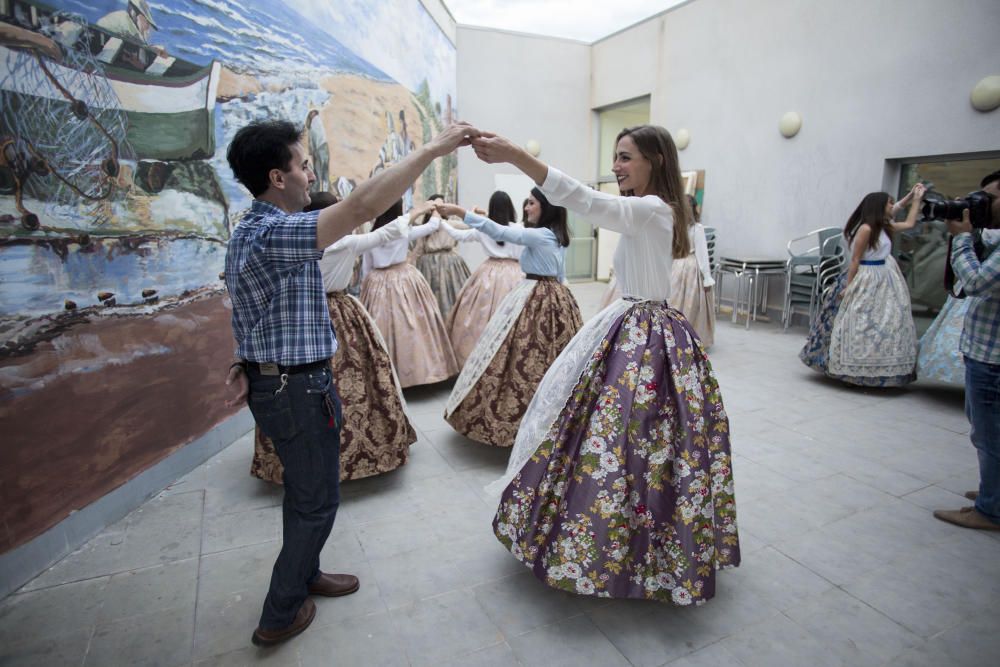 Ensayo de la Dansà con la fallera mayor y la corte