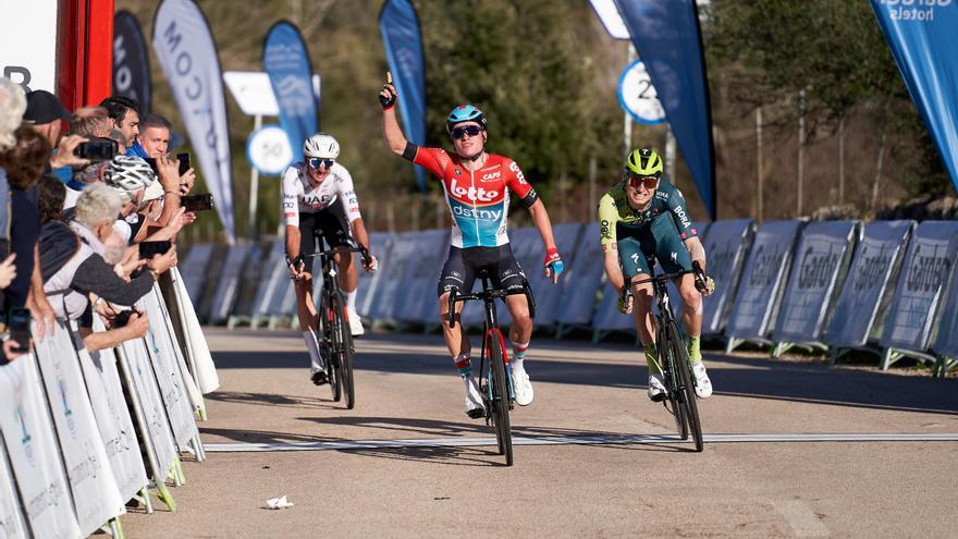 El belga Lennert van Eetvelt vence al esprint en el Monasterio de Lluc