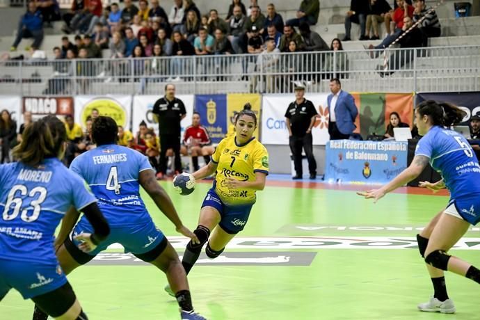 27-12-19 DEPORTES. PABELLON JUAN CARLOS HERNANDEZ. JINAMAR. TELDE. Partido de balonmano entre el Rocasa y el Bera Bera disputado en el Pabellon de deportes Juan Carlos Hernández en Jinamar.  Fotos: Juan Castro.  | 27/12/2019 | Fotógrafo: Juan Carlos Castro