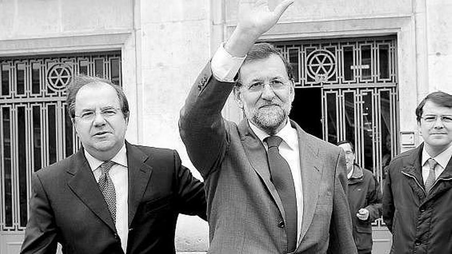 Mariano Rajoy saluda en Valladolid, acompañado por el presidente de la Junta de Castilla y León.