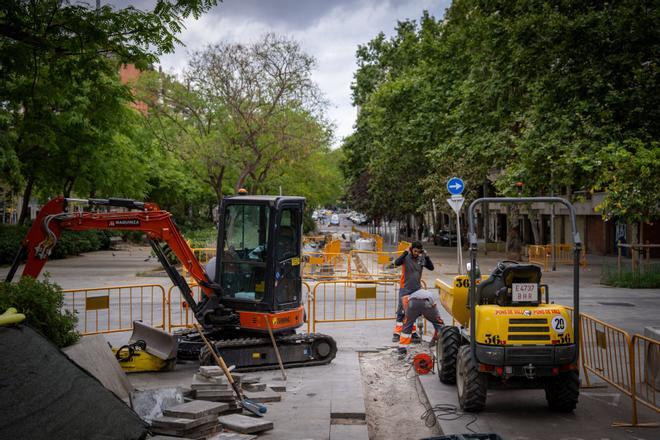 Barcelona abre la pugna empresarial para llevarse su millonaria contrata de mantenimiento de aceras, calzadas, señalización y mobiliario urbano