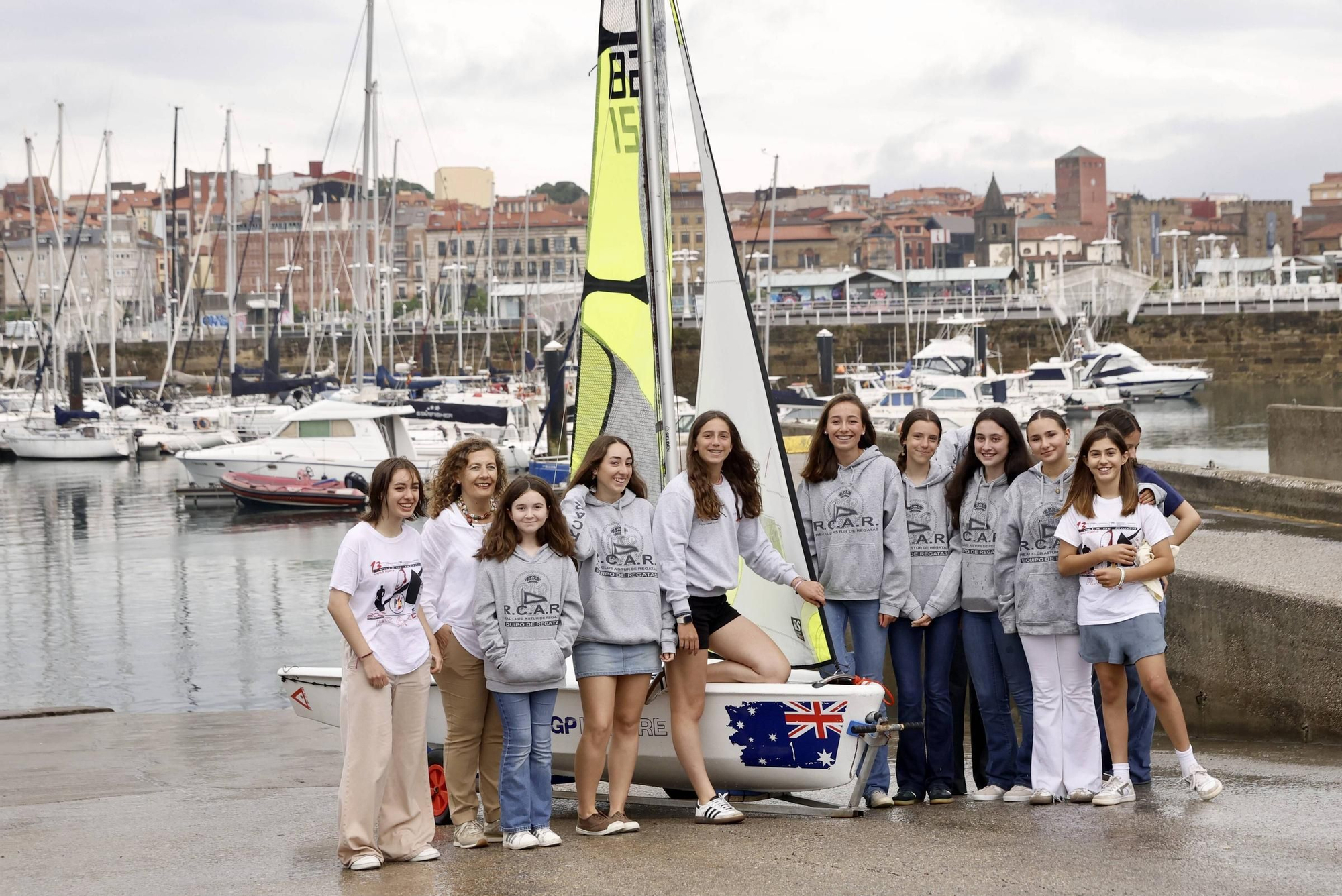 Todo listo en Gijón para la escala de la Princesa Leonor con el Elcano: así lo viven las alumnas del Club de Regatas (en imágenes)