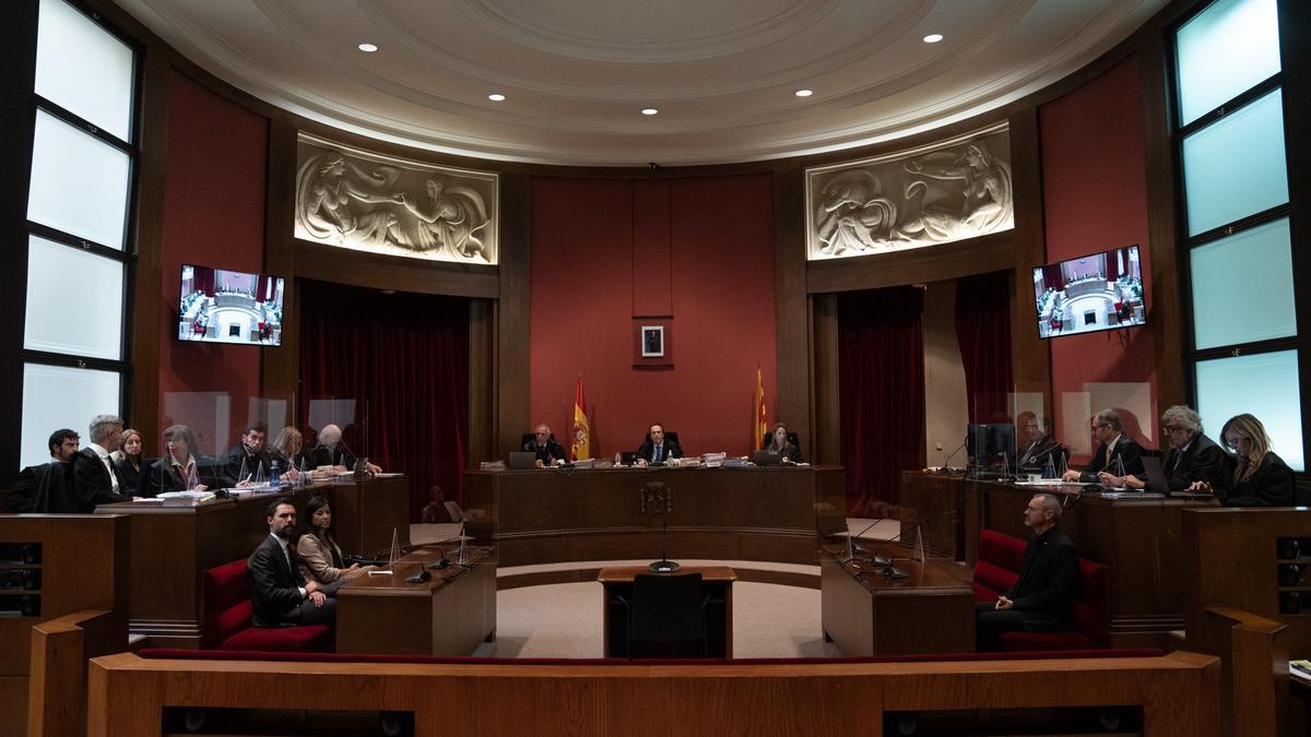 Els exmembres de la Mesa del Parlament durant el judici