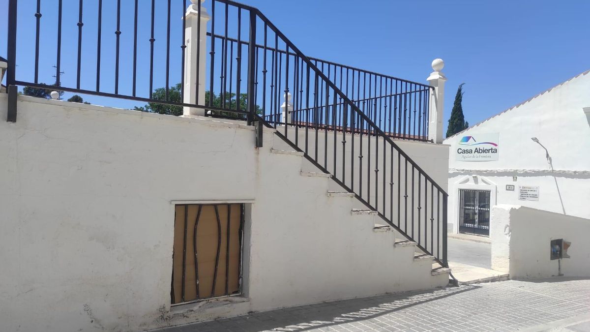 Ventana con los barrotes forzados por donde accedieron los ladrones a la sede de Cáritas en Aguilar de la Frontera.
