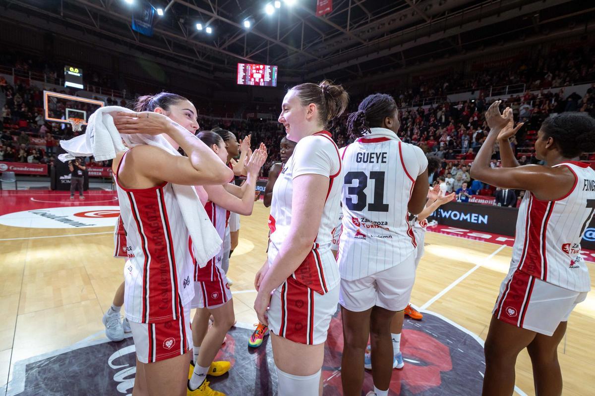 Las jugadoras del Casademont celebran en el centro de la pista del Felipe el triunfo ante el DVTK