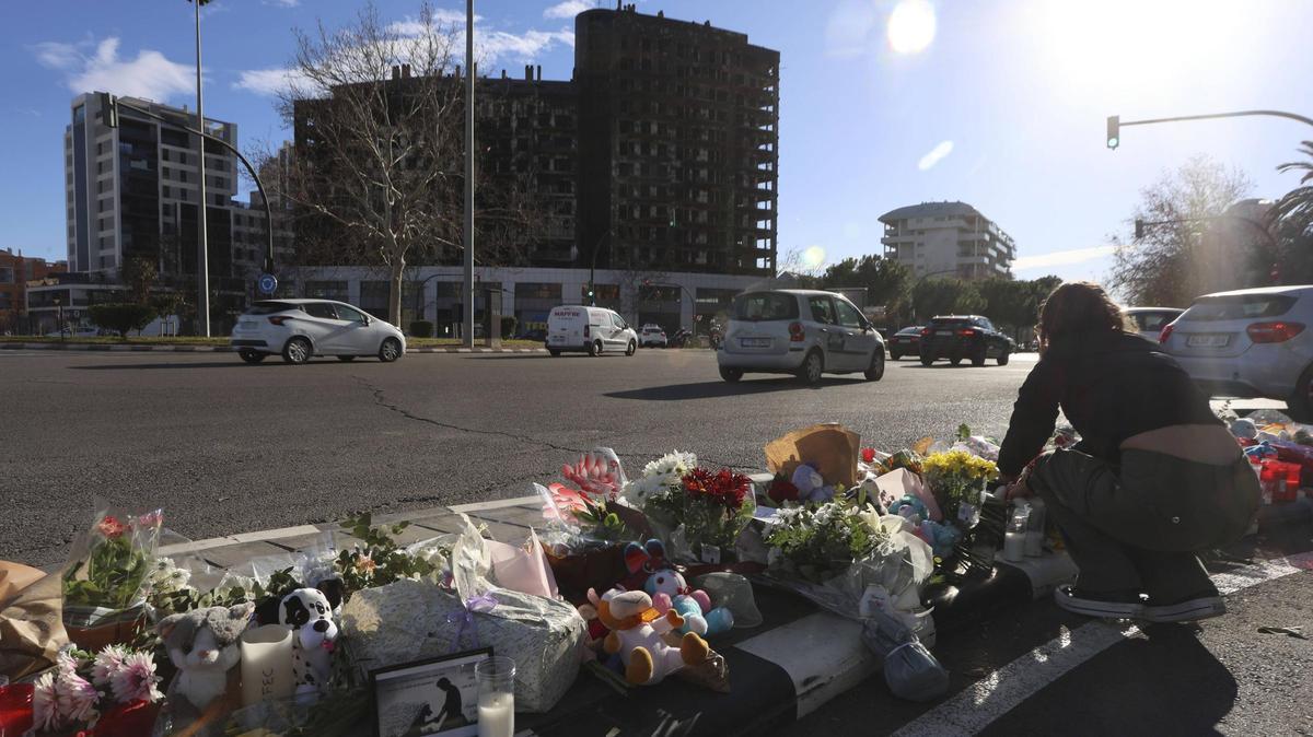 Una semana después del incendio siguen depositándose flores y peluches a unos metros de la zona de la tragedia.