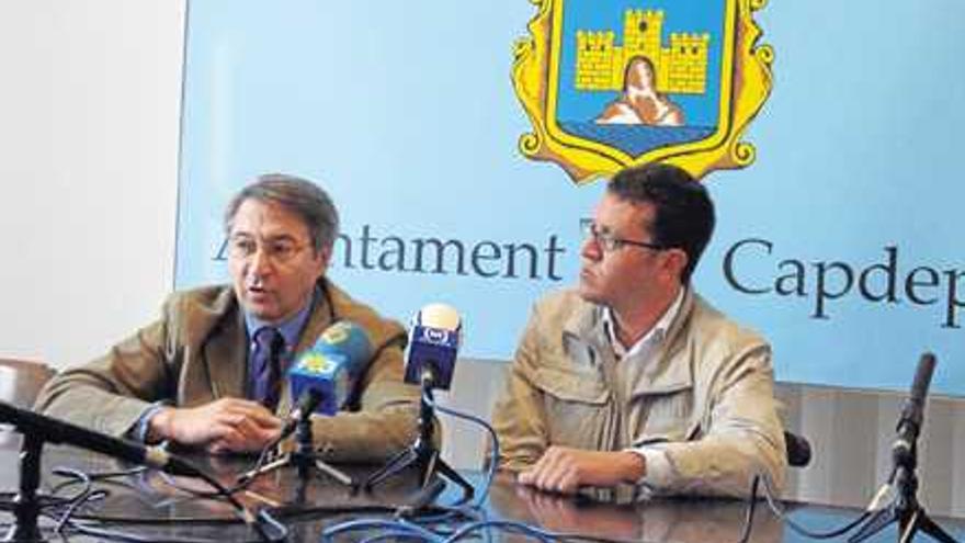 El conseller Jaume Carbonero (izquierda) y el alcalde ´gabellí´ Tomeu Alzina, ayer.