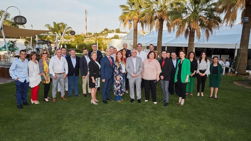 Manuel Osorio, Gema Midón y Rafael Piña, en el centro, con los miembros de la candidatura.