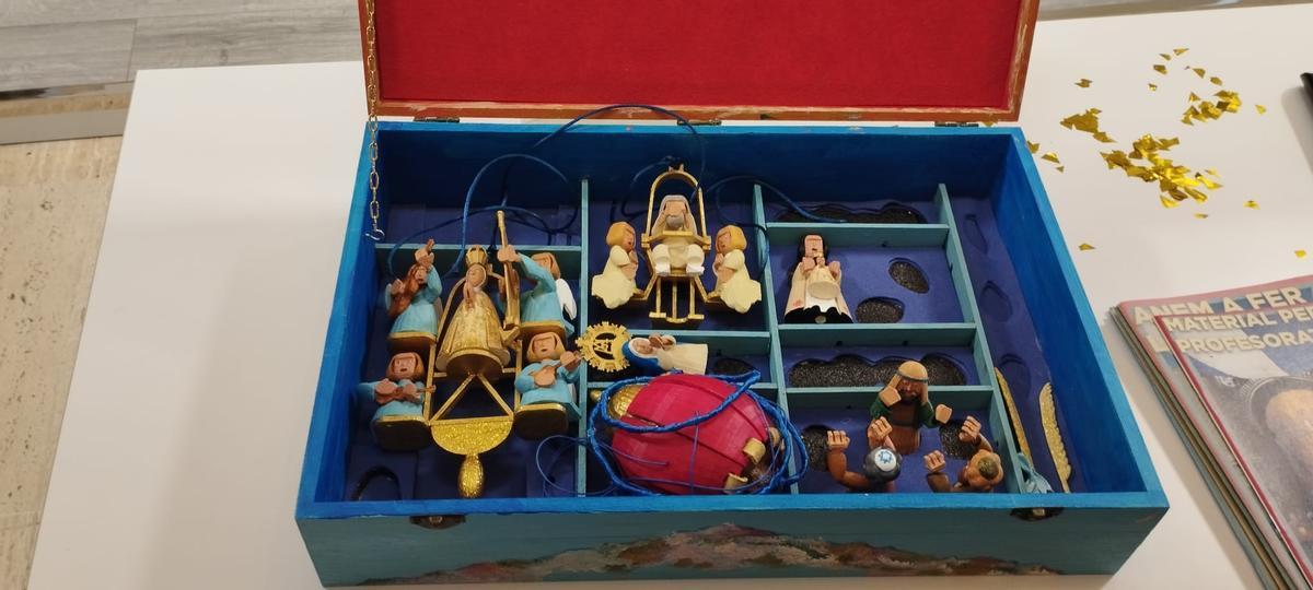 Personajes del Misteri d'Elx en la maleta