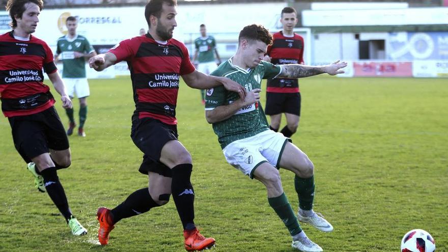 Un jugador del Coruxo protege la pelota. // J. Lores