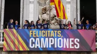 Las campeonas ofrecen el trofeo de Champions a la afición desde el balcón de la Generalitat