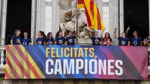 Las campeonas ofrecen el trofeo de Champions a la afición desde el balcón de la Generalitat