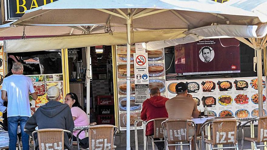 Terraza ocupada en la capital grancanaria este lunes. |