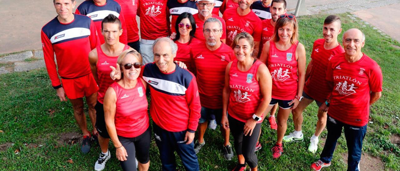 Alberto Lores con miembros del Club Atletismo Baiona // J. Lores