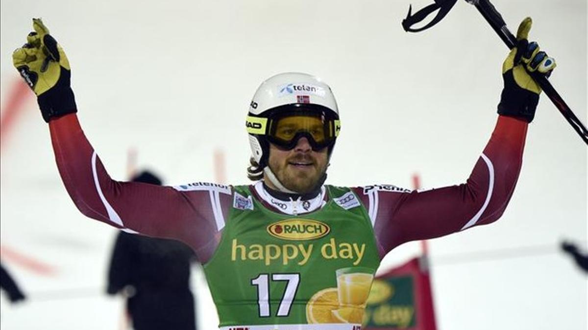 Kjetil Jansrud celebra su victoria en Alta Badia