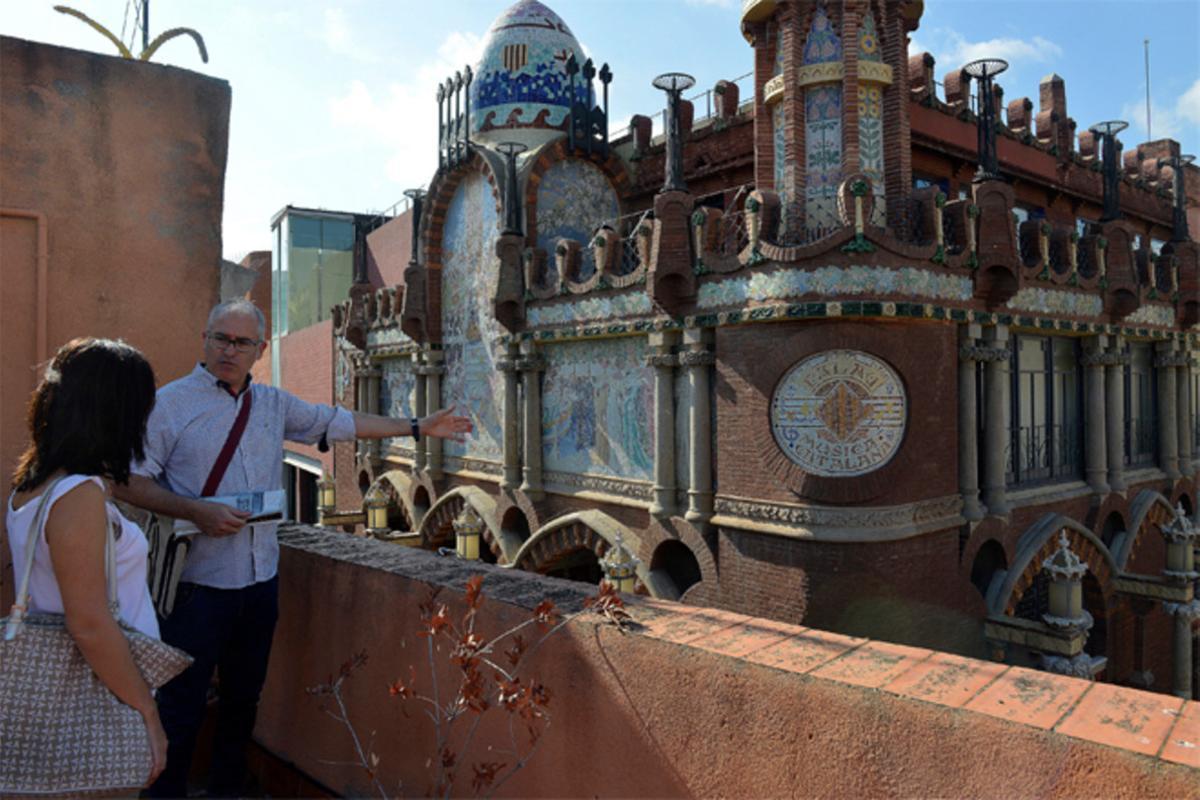 Una parada de una de las rutas de Barcelona Rooftops: la azotea de un edificio de la calle Sant Pere Més Alt. Casi se puede tocar el Palau de la Música.