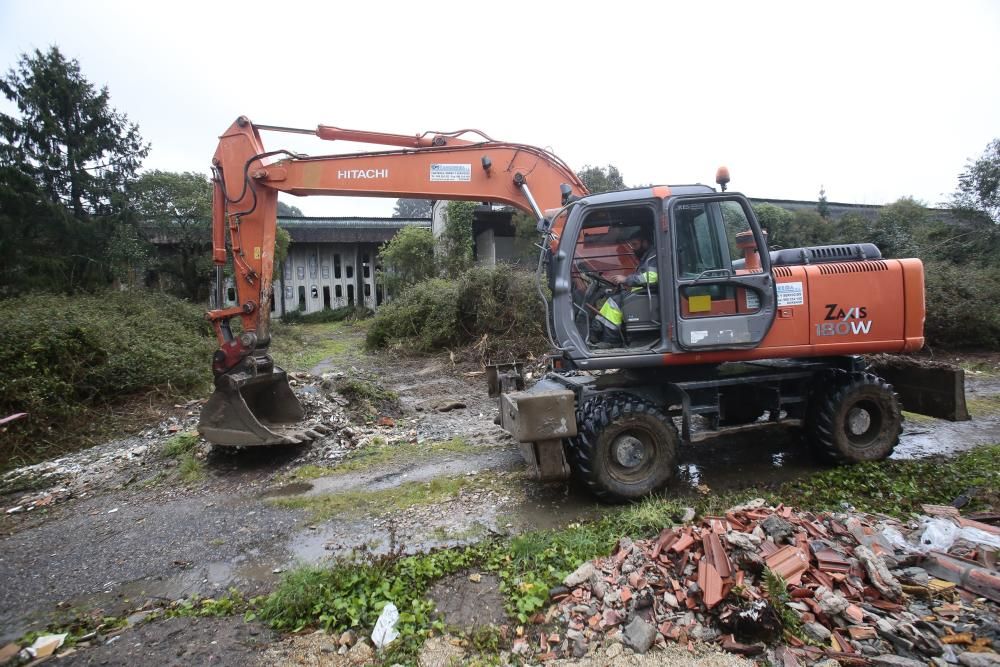 Los dueños de GEA en Coruxo retiran los escombros de su finca